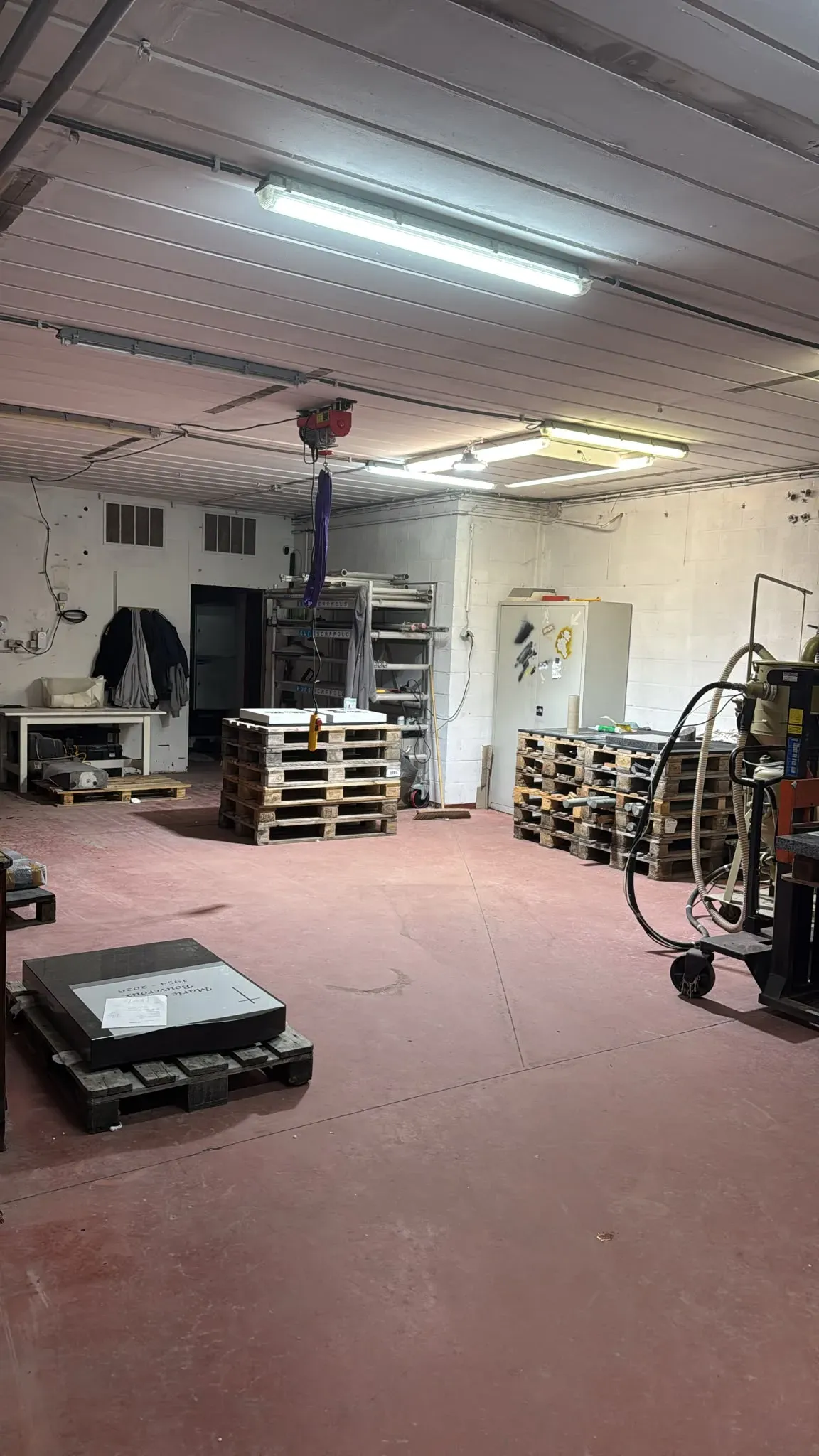 Overzicht van het atelier in Alken