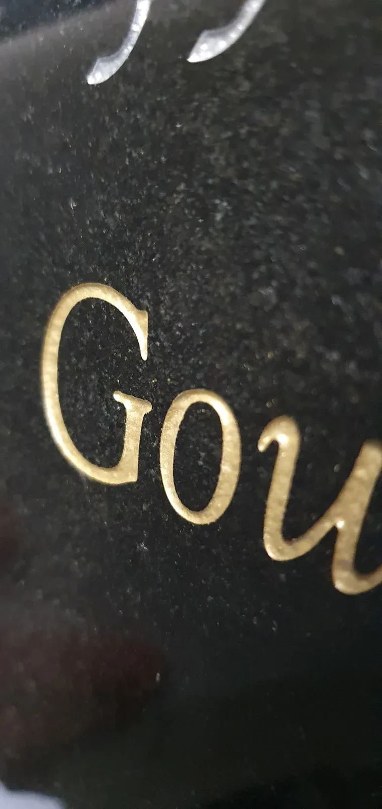 Goud ingekleurde gegraveerde letters