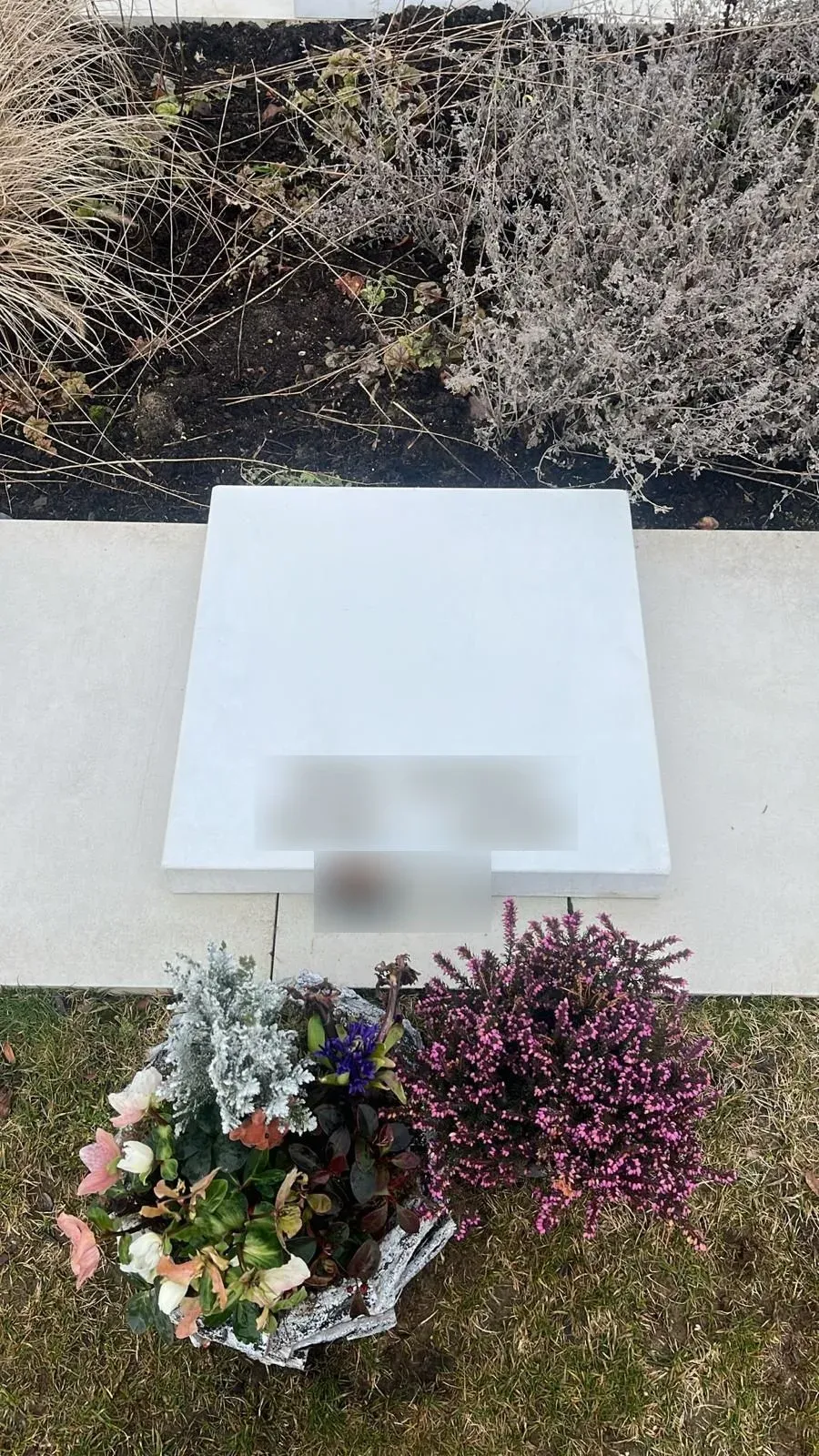 Urnengrafplaat in witte natuursteen